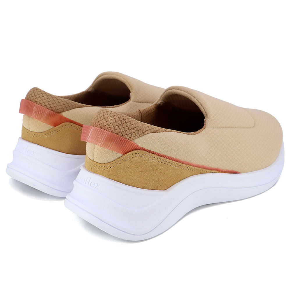 Baskets basiques en tissu beige avec détails en cuir