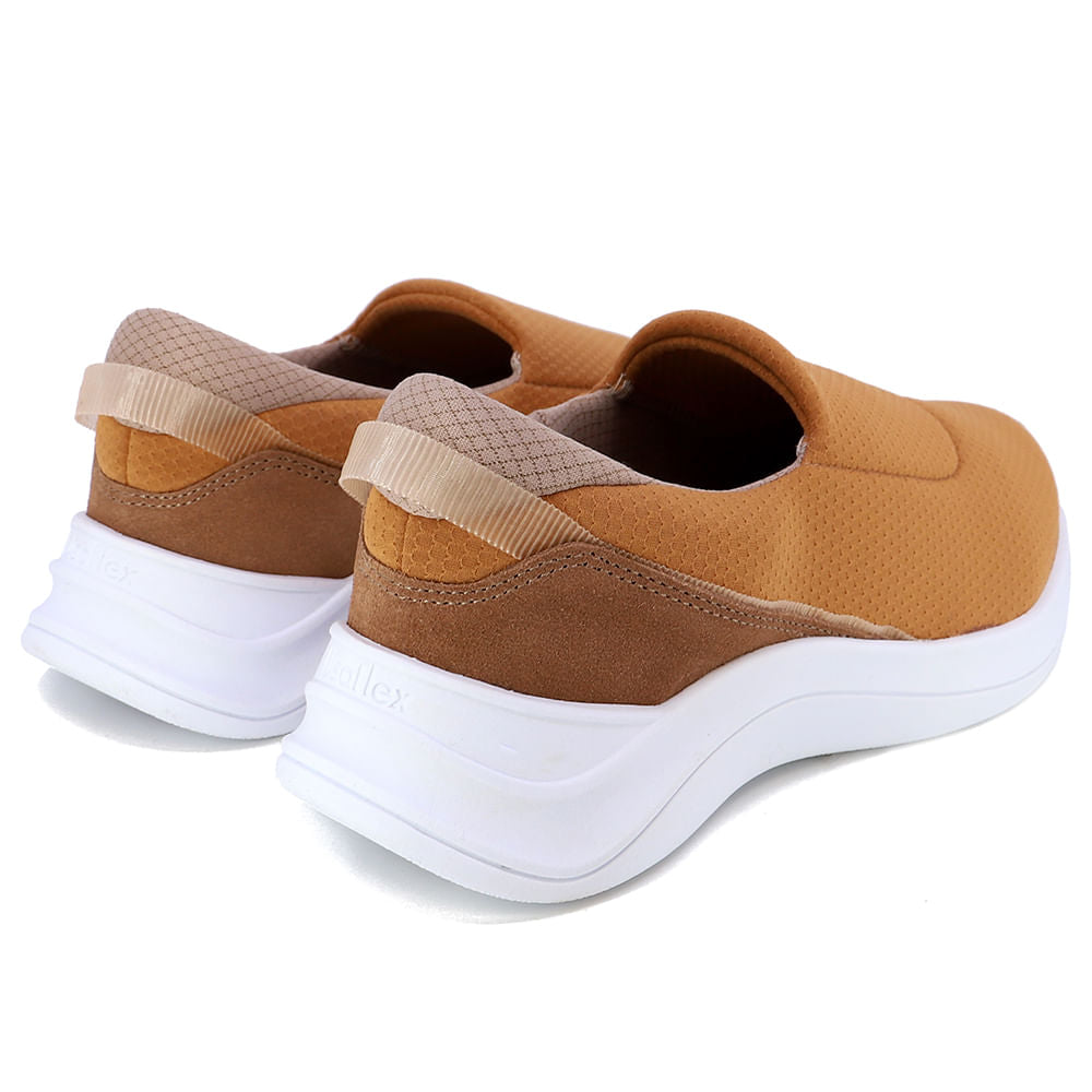 Baskets basiques en tissu marron avec détails en cuir