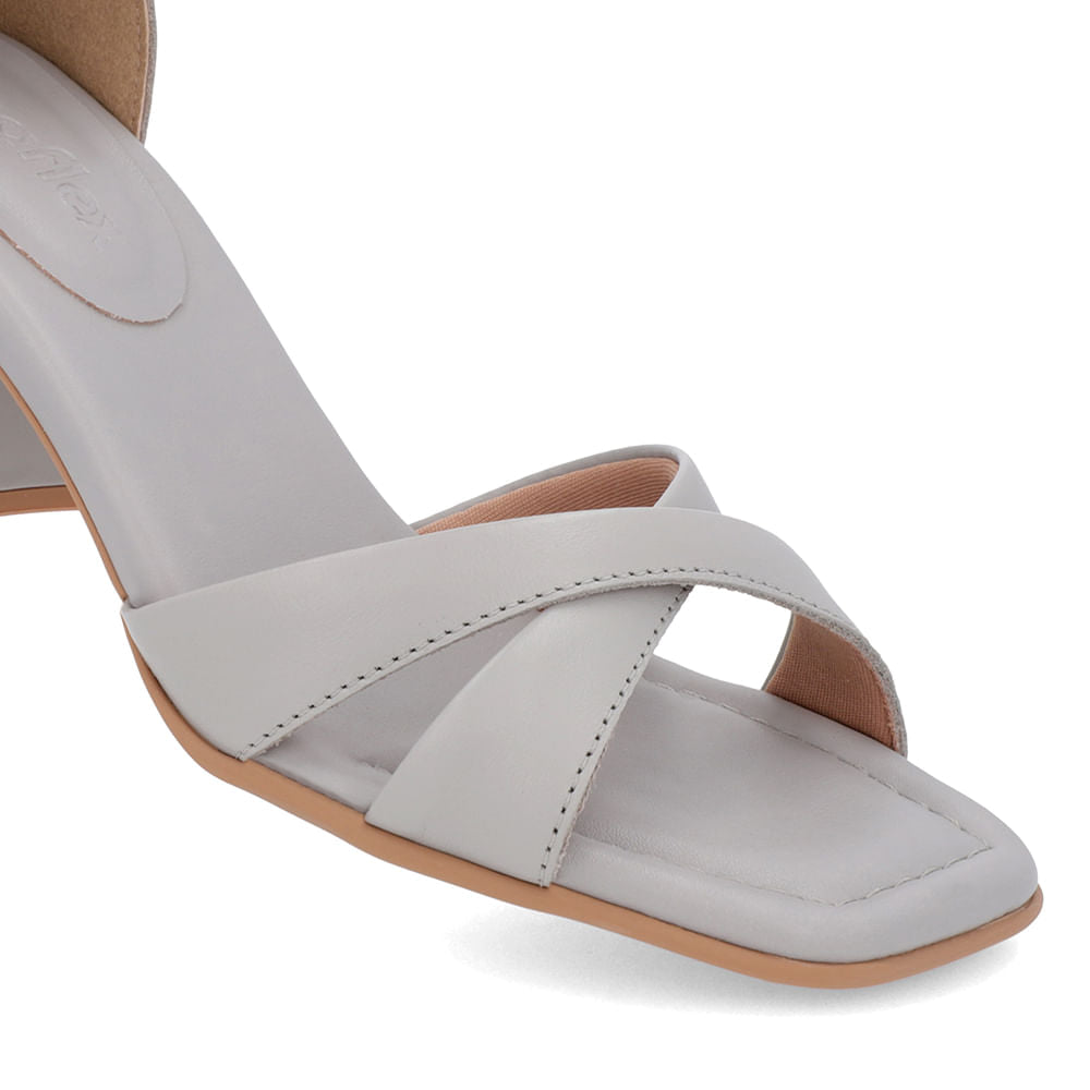Sandale à talon carré en cuir gris avec bride à la cheville