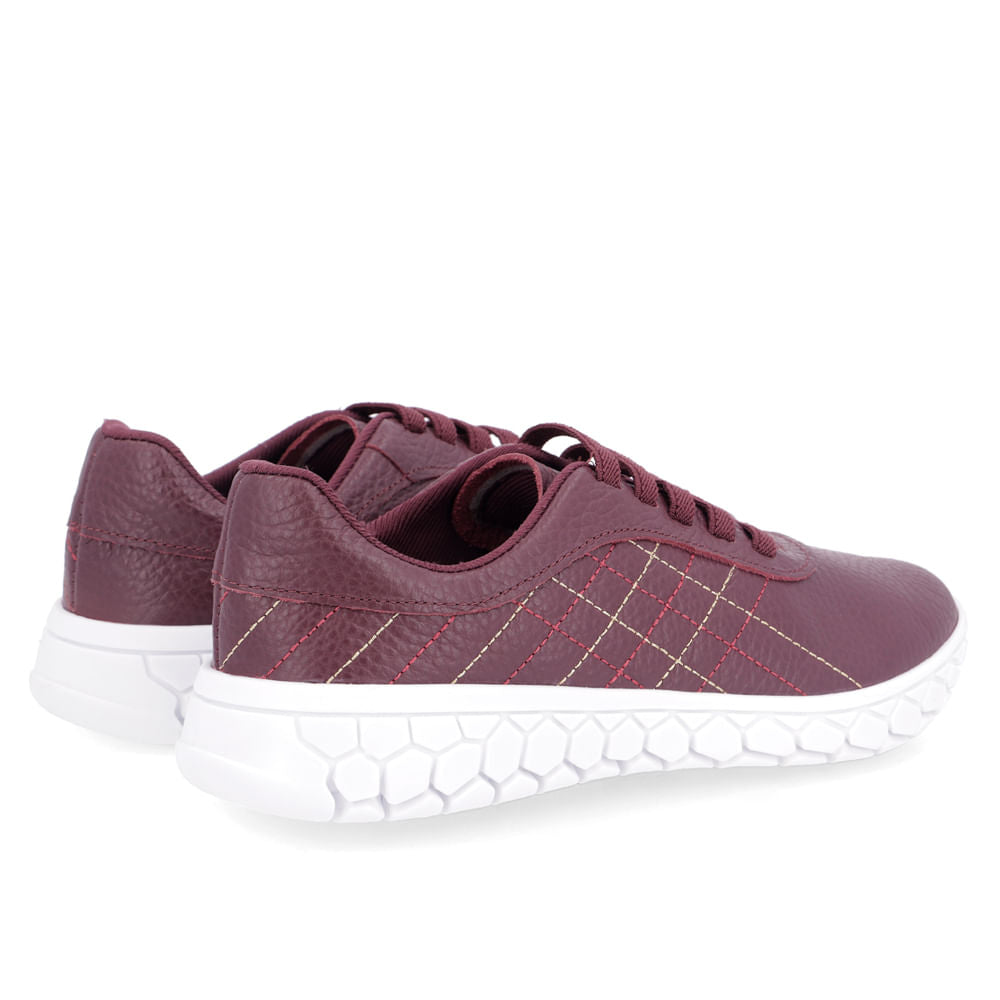 Baskets en cuir violet avec détails matelassés