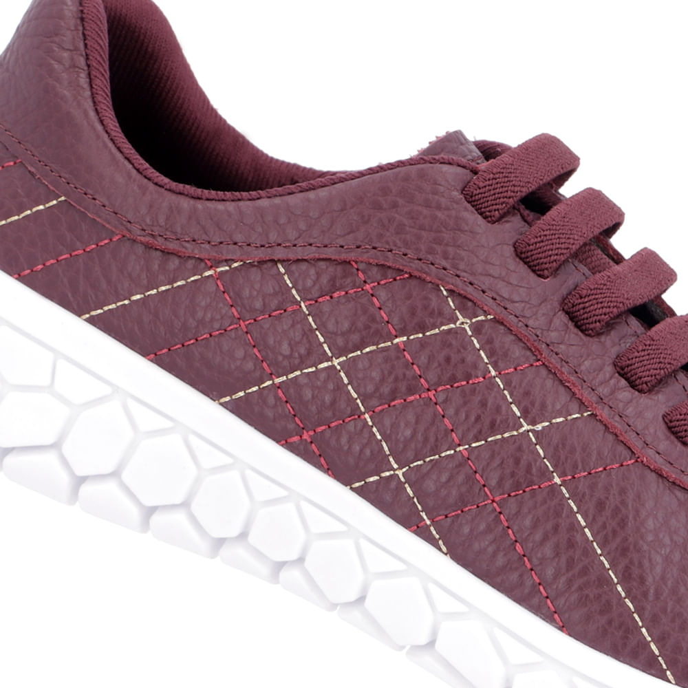 Baskets en cuir violet avec détails matelassés