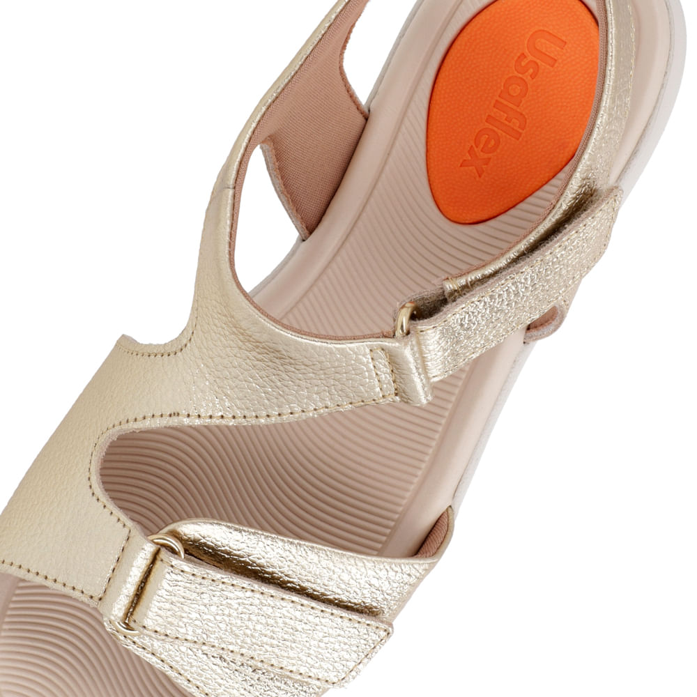 Sandale à plateforme en cuir doré avec réglage de la fermeture flexible