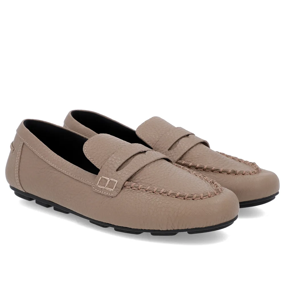 Mocassins en cuir marron clair avec surpiqûres