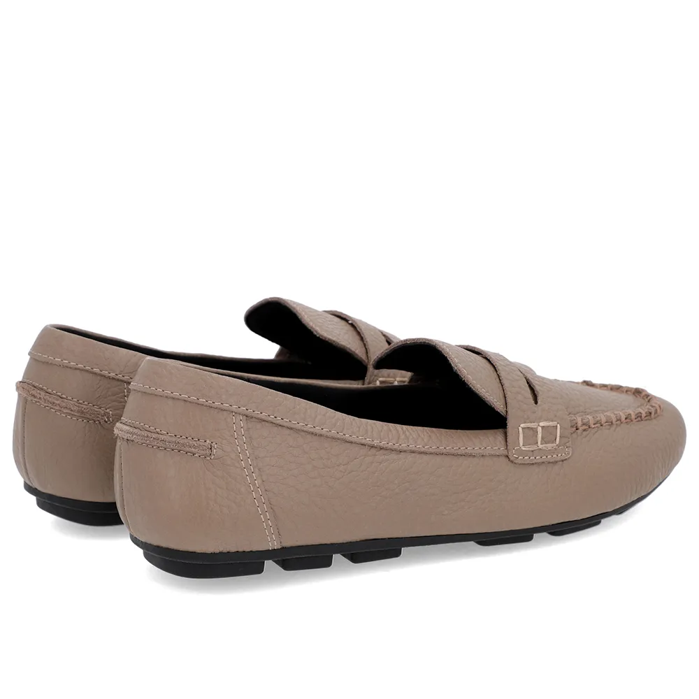 Mocassins en cuir marron clair avec surpiqûres