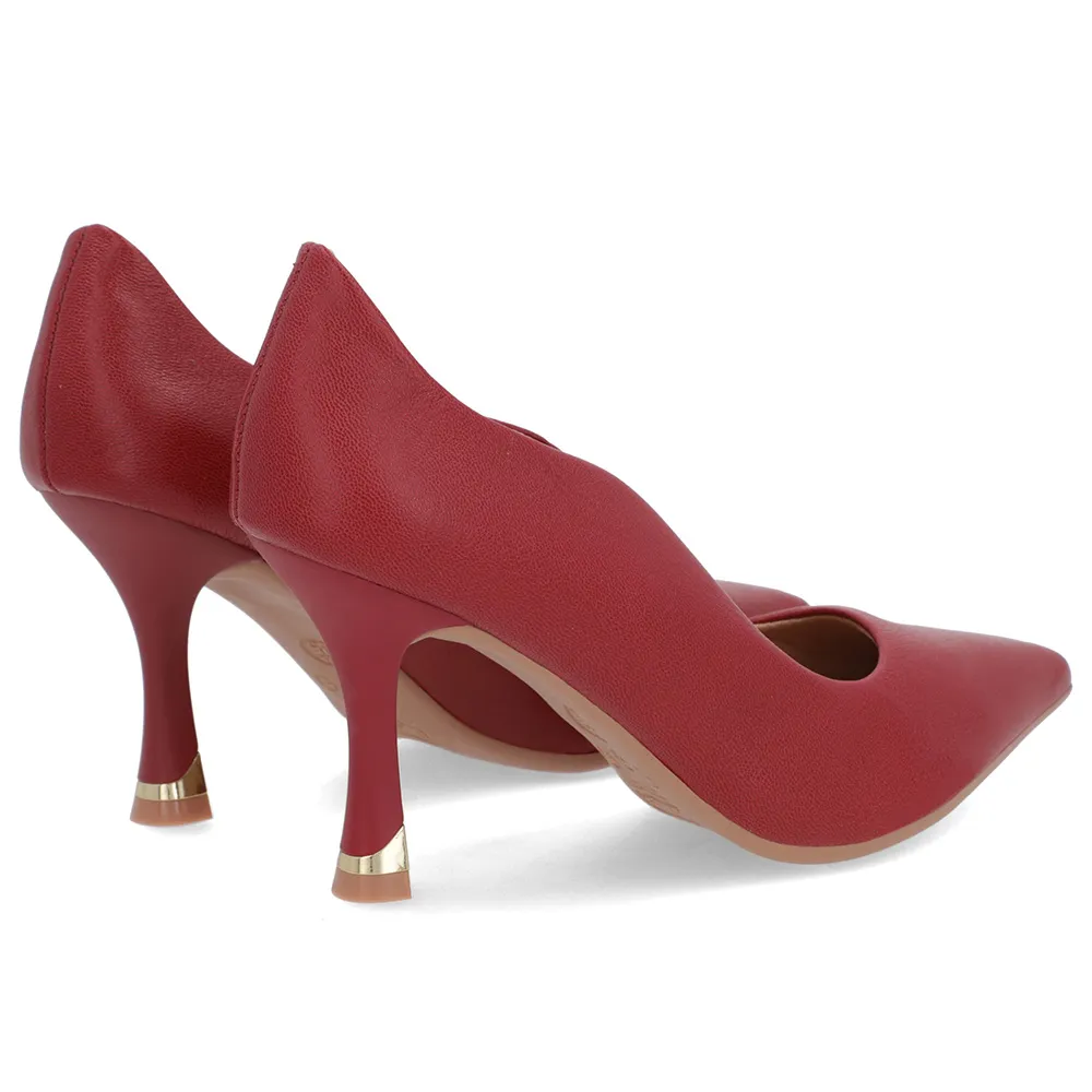 Escarpins à bout pointu en cuir rouge avec détails découpés