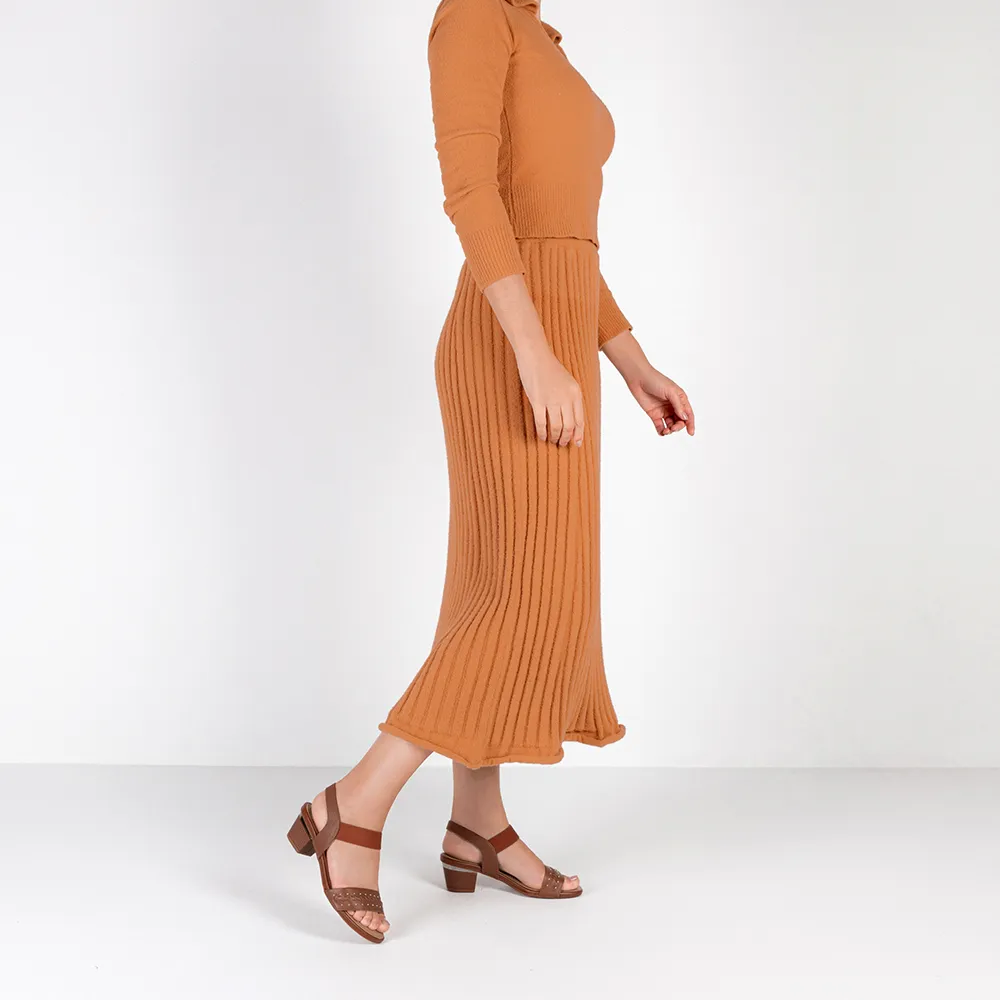 Sandale en cuir marron avec talon bloc et détail de talon