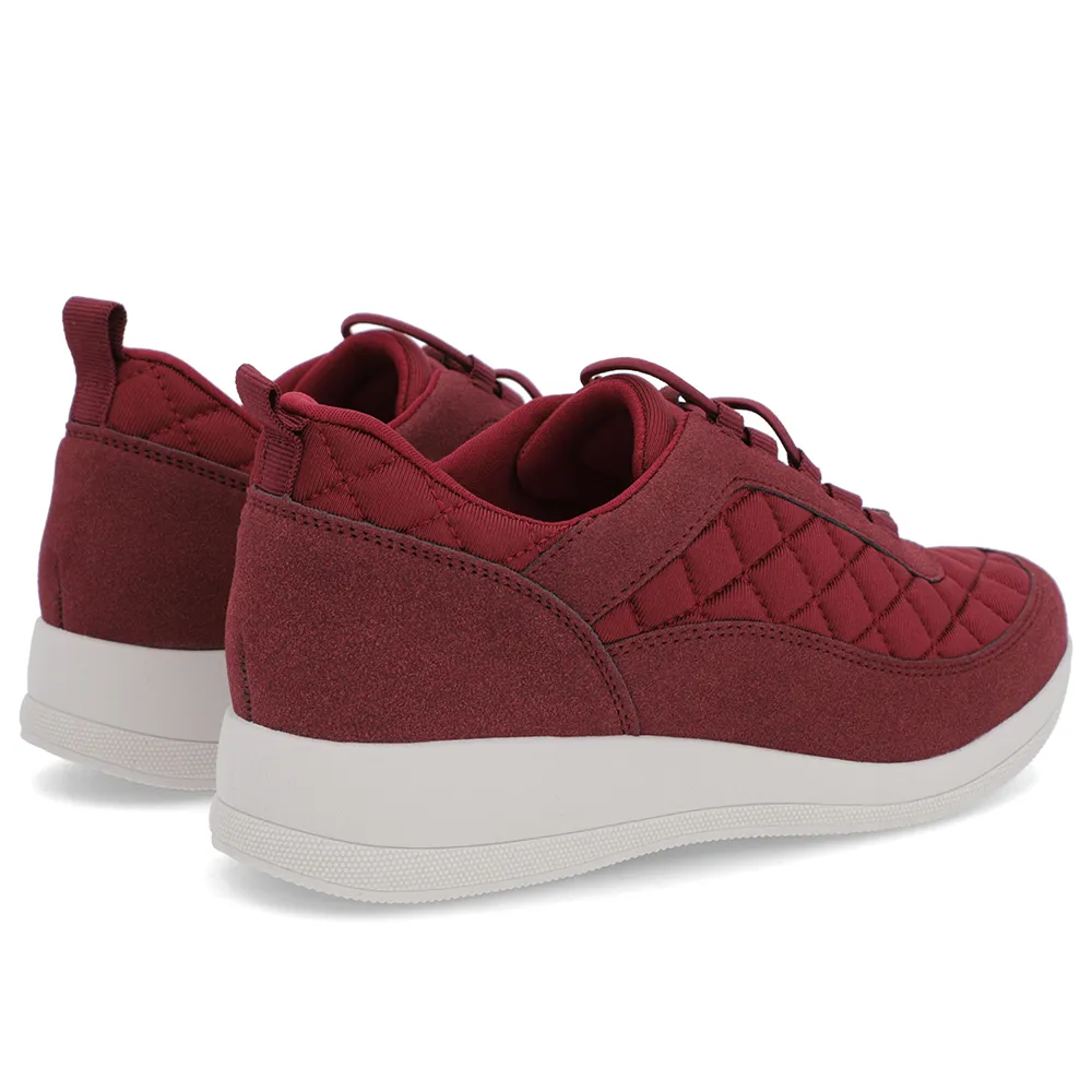 Baskets en tissu rouge à lacets matelassés