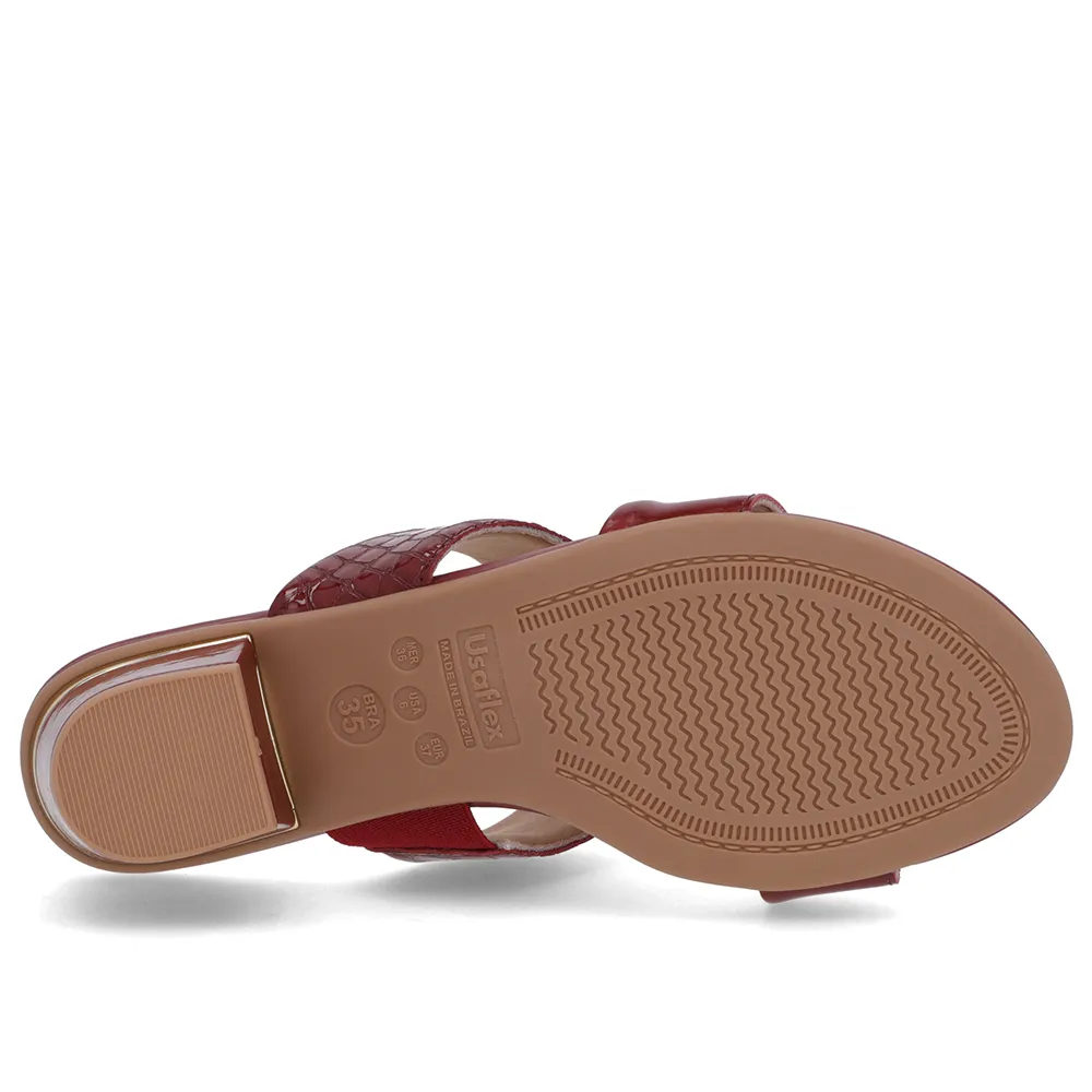 Sabots en cuir verni crocodile rouge à brides