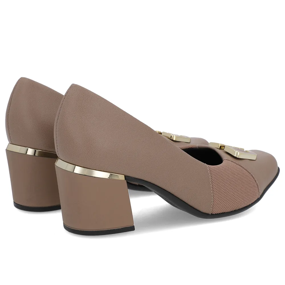 Escarpins en cuir marron clair avec détails en tissu