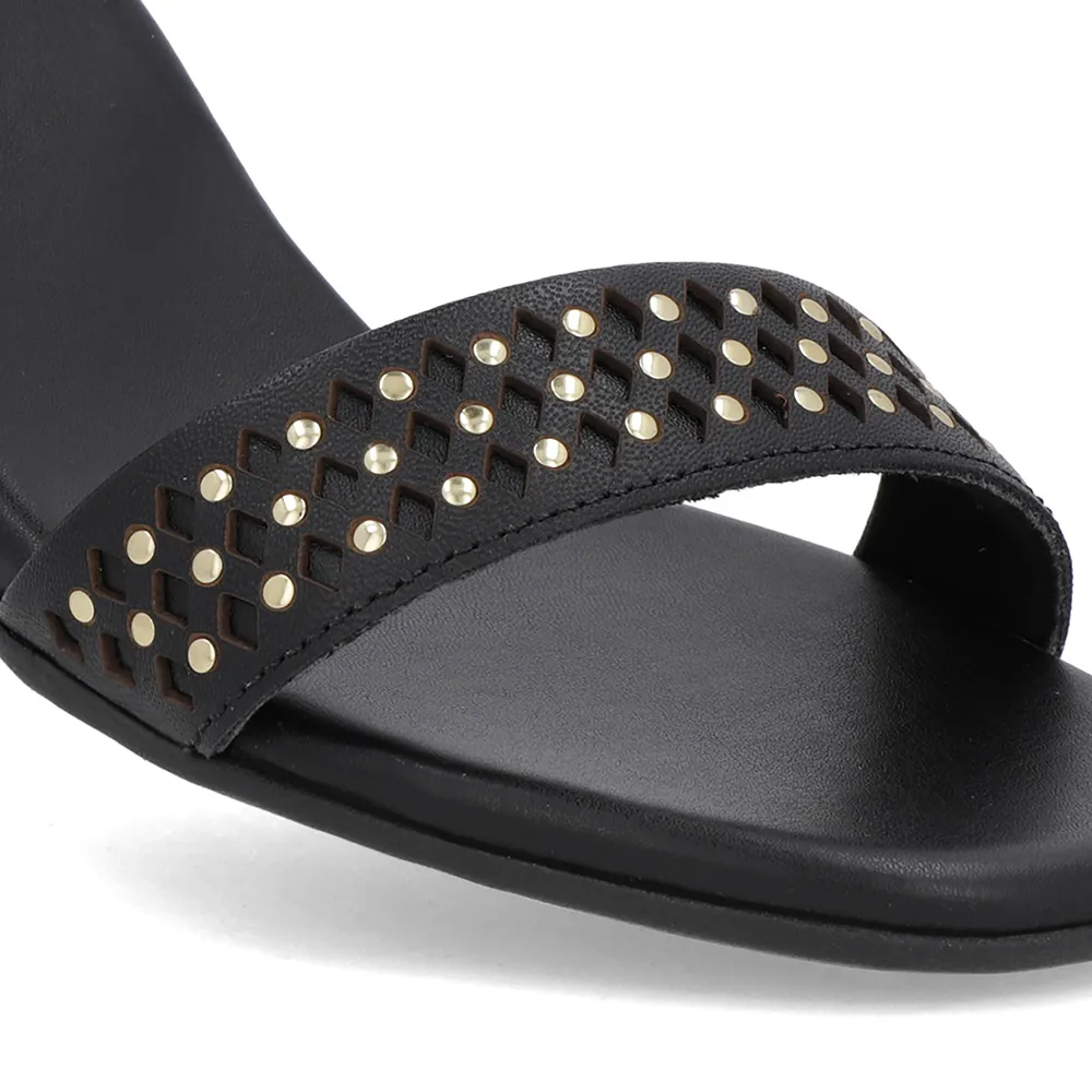 Sandale en cuir noir avec détail de rivet laser