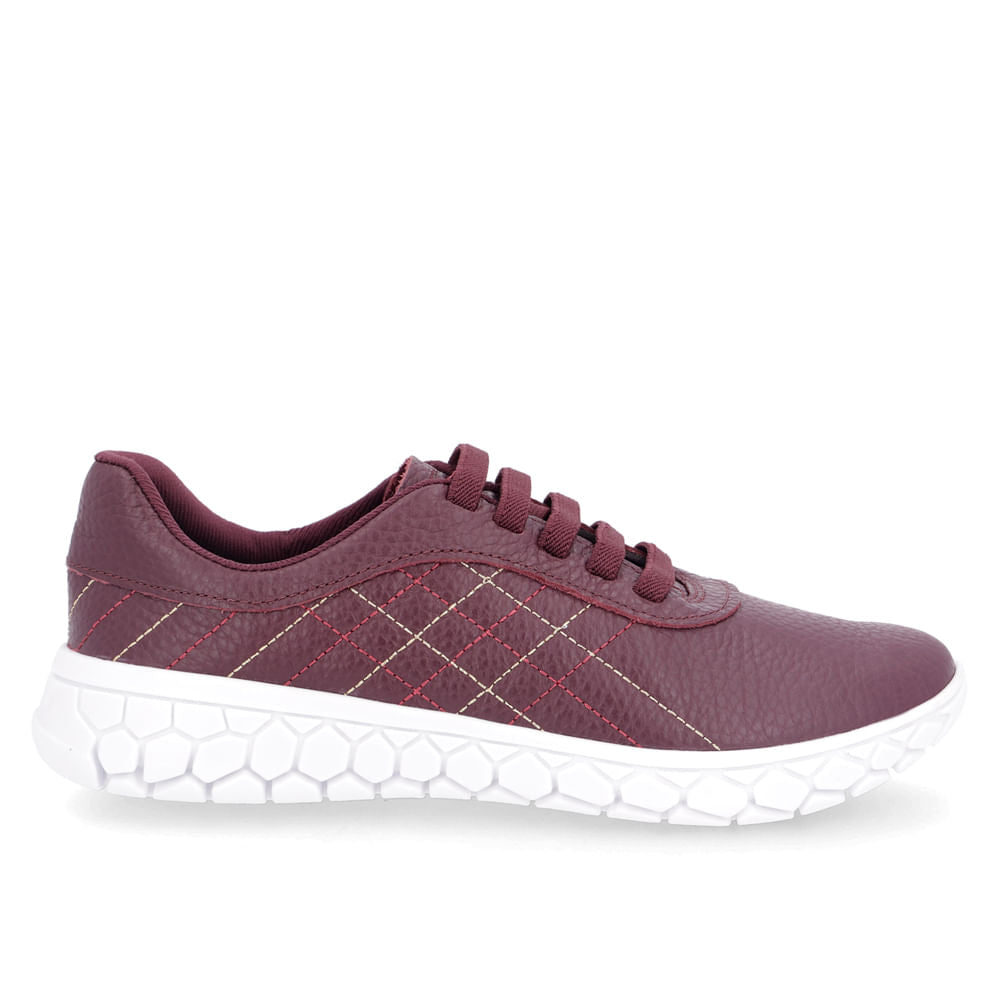 Baskets en cuir violet avec détails matelassés