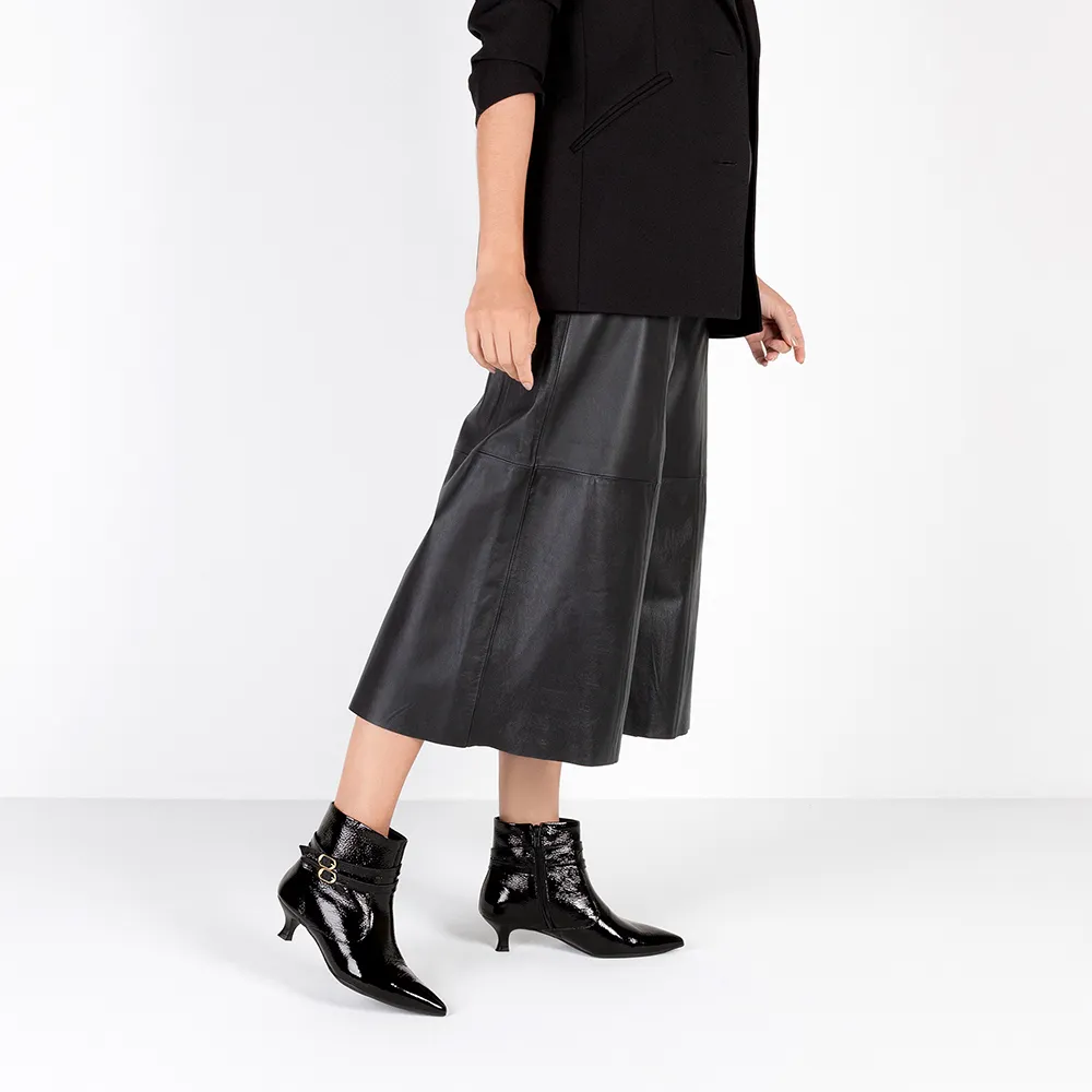 Bottines à bout pointu en cuir verni noir à talons aiguilles et brides