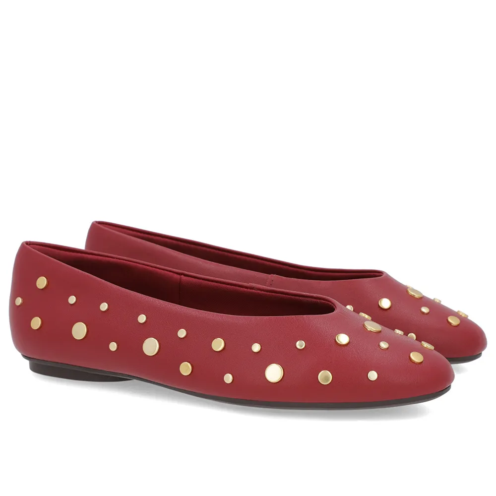 Baskets à rivets en cuir rouges