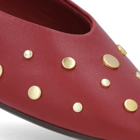 Baskets à rivets en cuir rouges