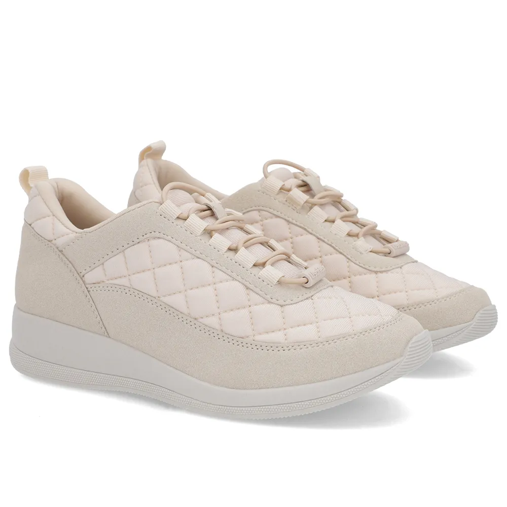 Baskets en tissu beige à lacets matelassés