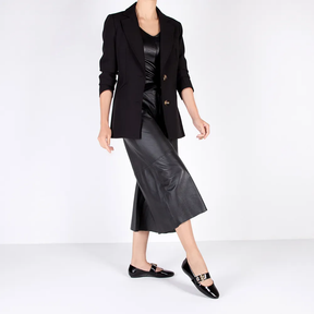 Escarpins en cuir verni noir avec bride à boucle
