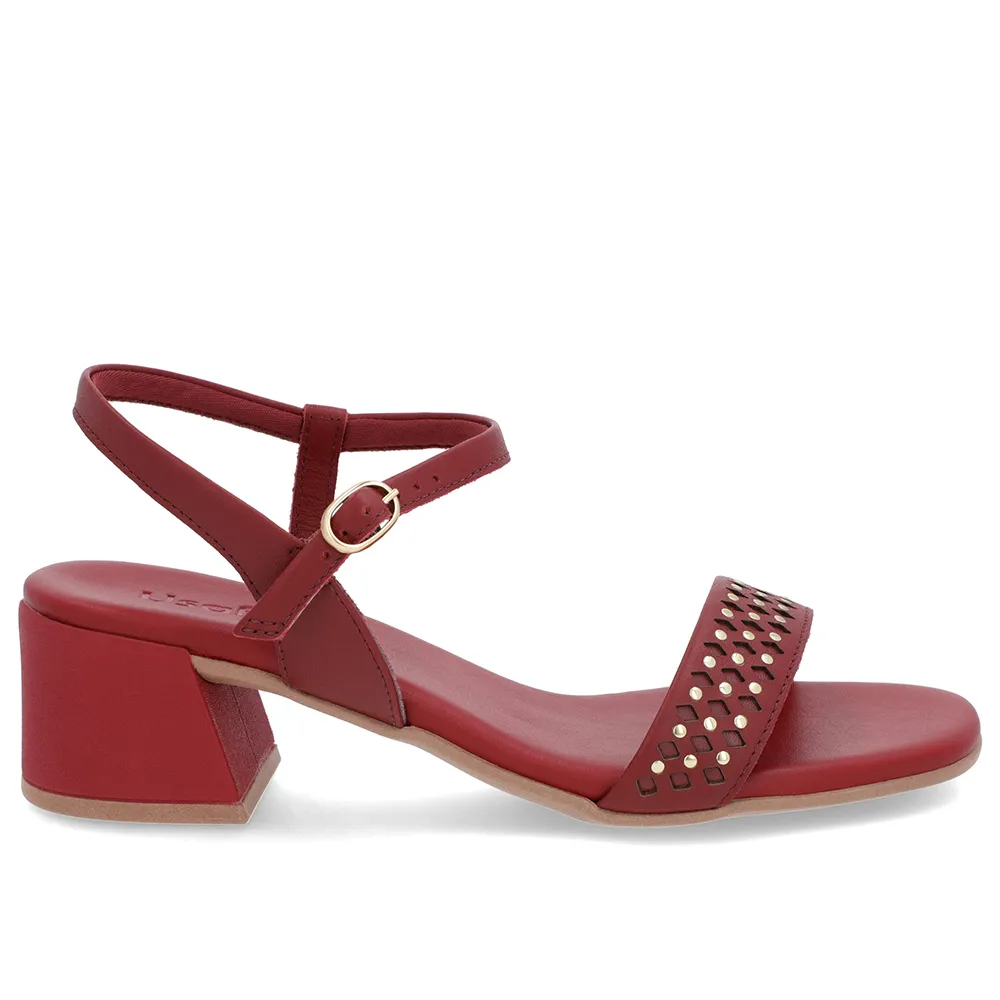 Sandale en cuir rouge avec détail de rivet laser