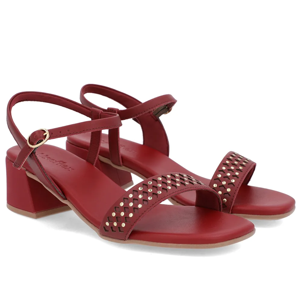 Sandale en cuir rouge avec détail de rivet laser