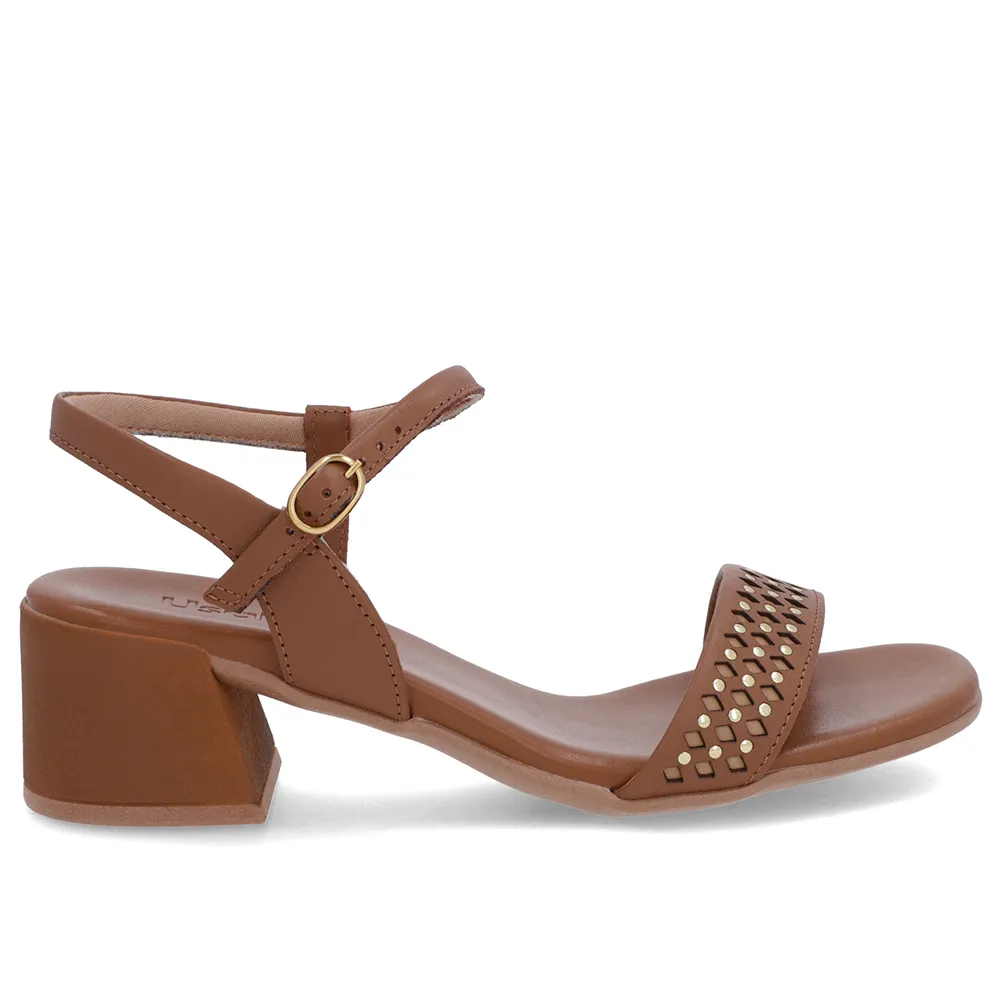 Sandale en cuir marron avec détail de rivet laser