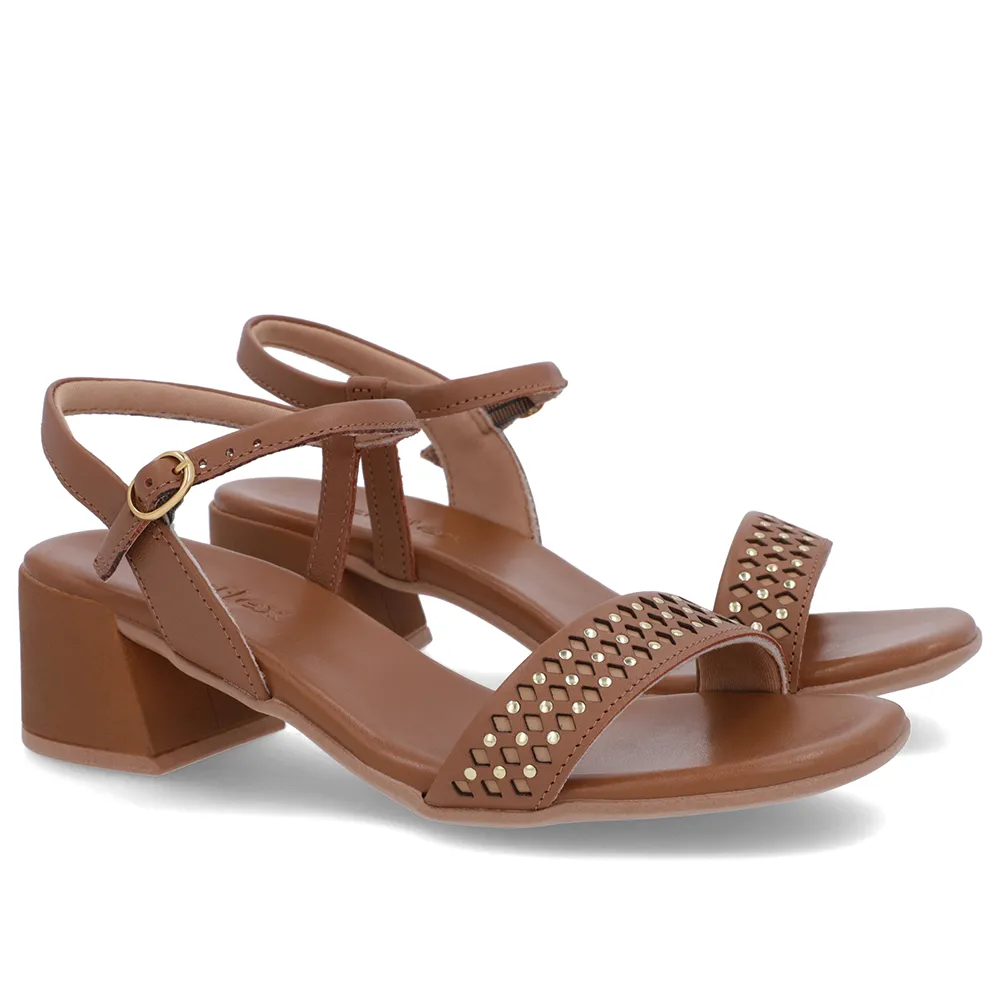Sandale en cuir marron avec détail de rivet laser