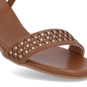 Sandale en cuir marron avec détail de rivet laser