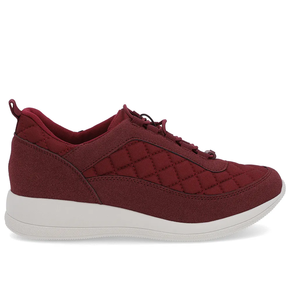 Baskets en tissu rouge à lacets matelassés