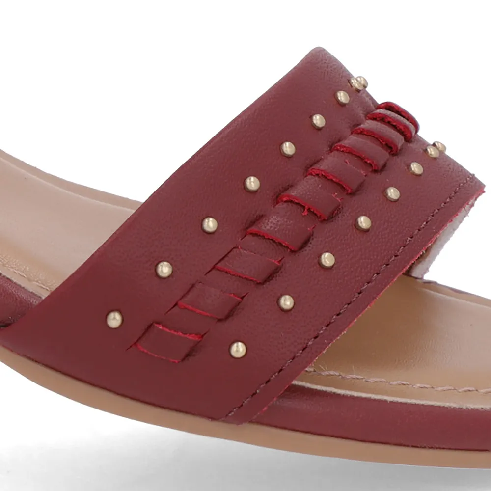 Sandale en cuir rouge avec talon bloc et détail de talon
