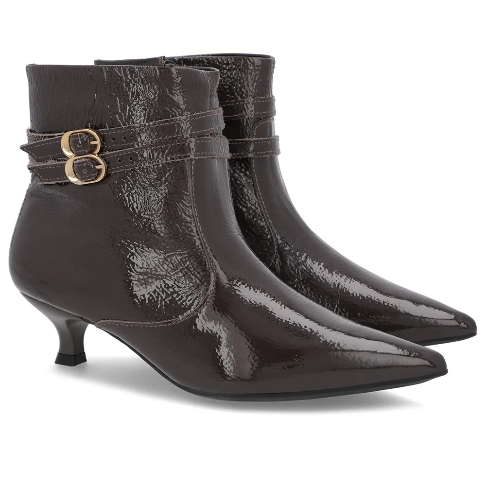Bottines à bout pointu en cuir verni marron à talons aiguilles et brides