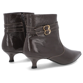 Bottines à bout pointu en cuir verni marron à talons aiguilles et brides