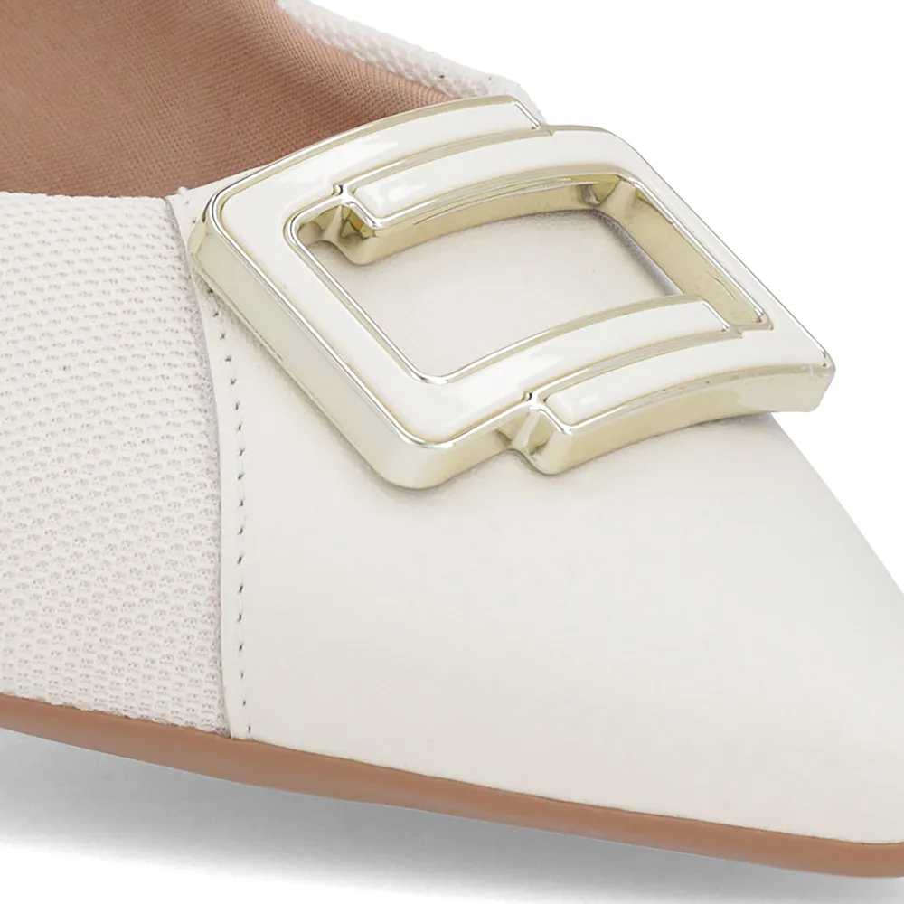 Escarpins à bout pointu en cuir blanc ivoire avec ornements