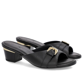 Sabots ornés de cuir noir