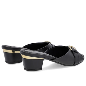 Sabots ornés de cuir noir