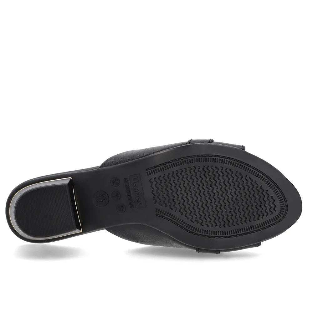 Sabots ornés de cuir noir