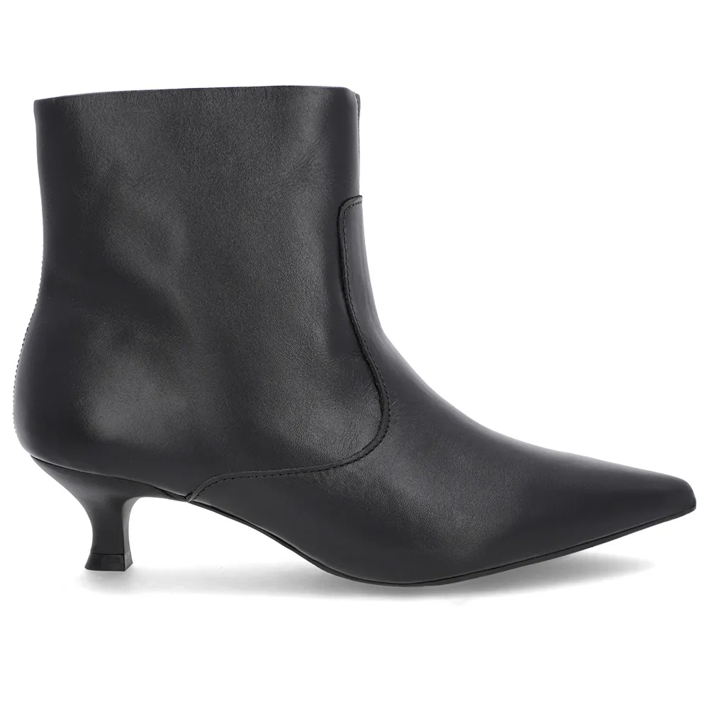 Bottes à bout pointu et talon chaton en cuir noir