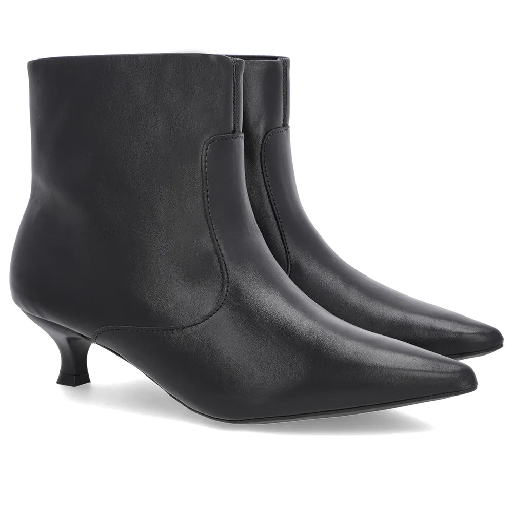 Bottes à bout pointu et talon chaton en cuir noir