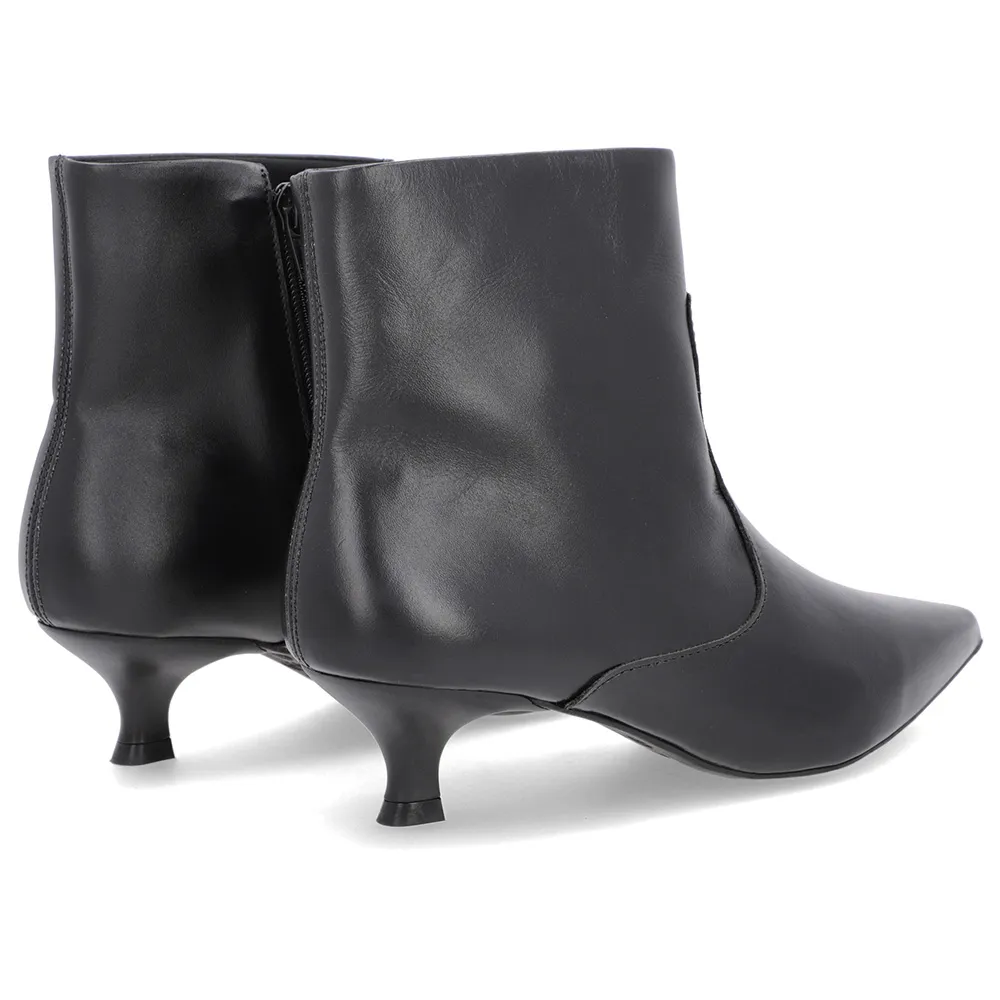 Bottes à bout pointu et talon chaton en cuir noir