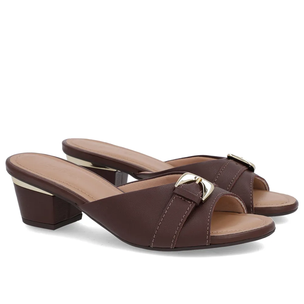 Sabots ornés de cuir marron