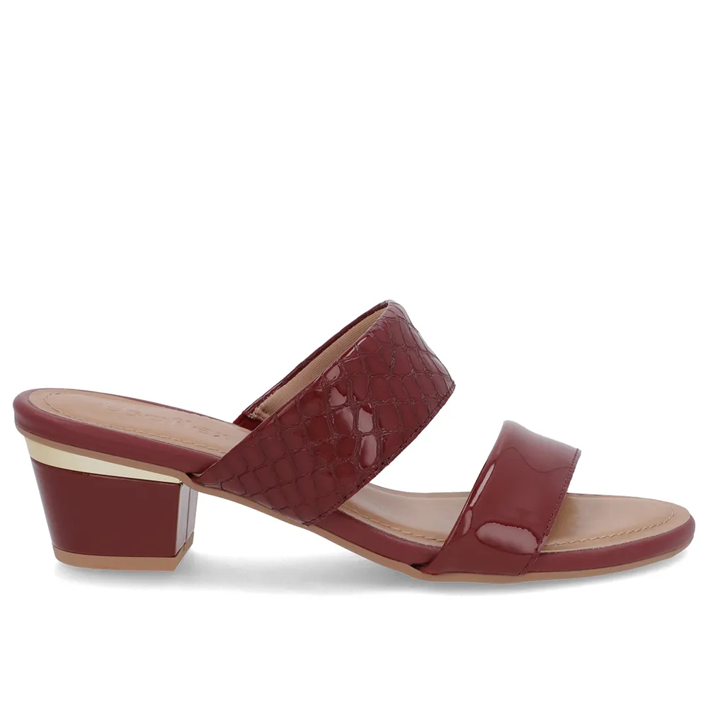 Sabots en cuir verni crocodile rouge à brides
