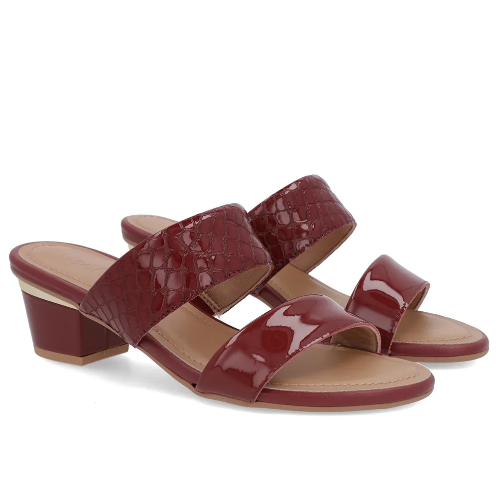 Sabots en cuir verni crocodile rouge à brides