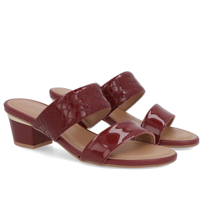Sabots en cuir verni crocodile rouge à brides