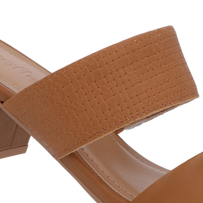 Sabot en cuir marron à brides texturées