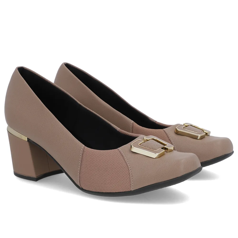 Escarpins en cuir marron clair avec détails en tissu