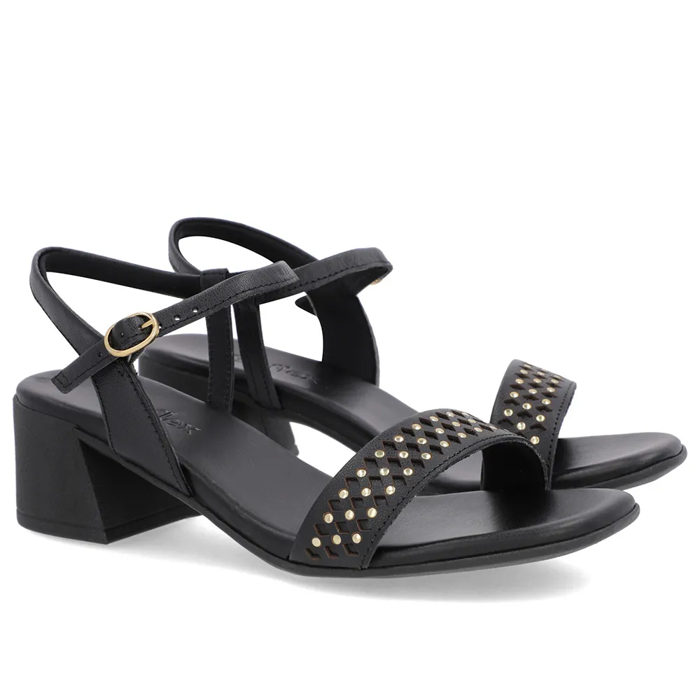 Sandale en cuir noir avec détail de rivet laser